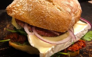 Salami- och briesmörgås